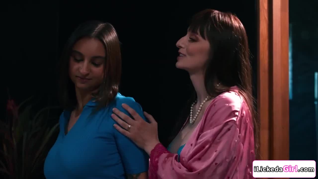 Lesbian stepmom facesitting stepdaughter - ePornhubs