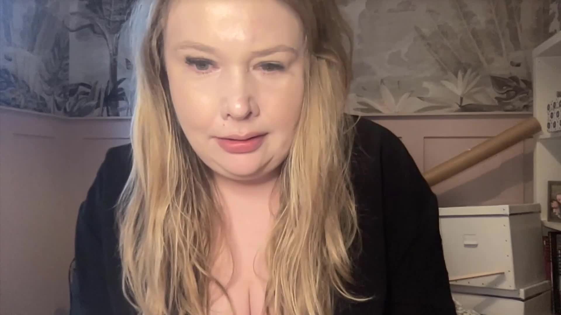 Dripping curvy Hayley leaves mess all over the floor - ePornhubs