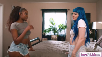 Ebony shows her roommate how she squirts