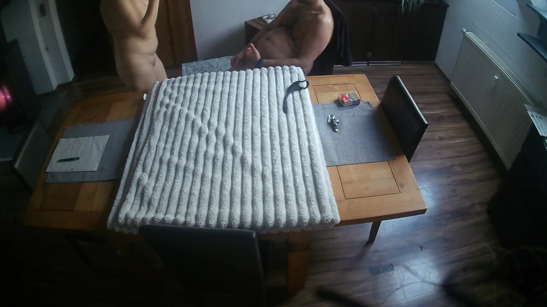 Erst lecken und dann ficken auf dem Tisch. - ePornhubs