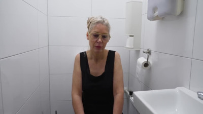 Milf Saar - Milf Saar Betrapt WC Rukker
