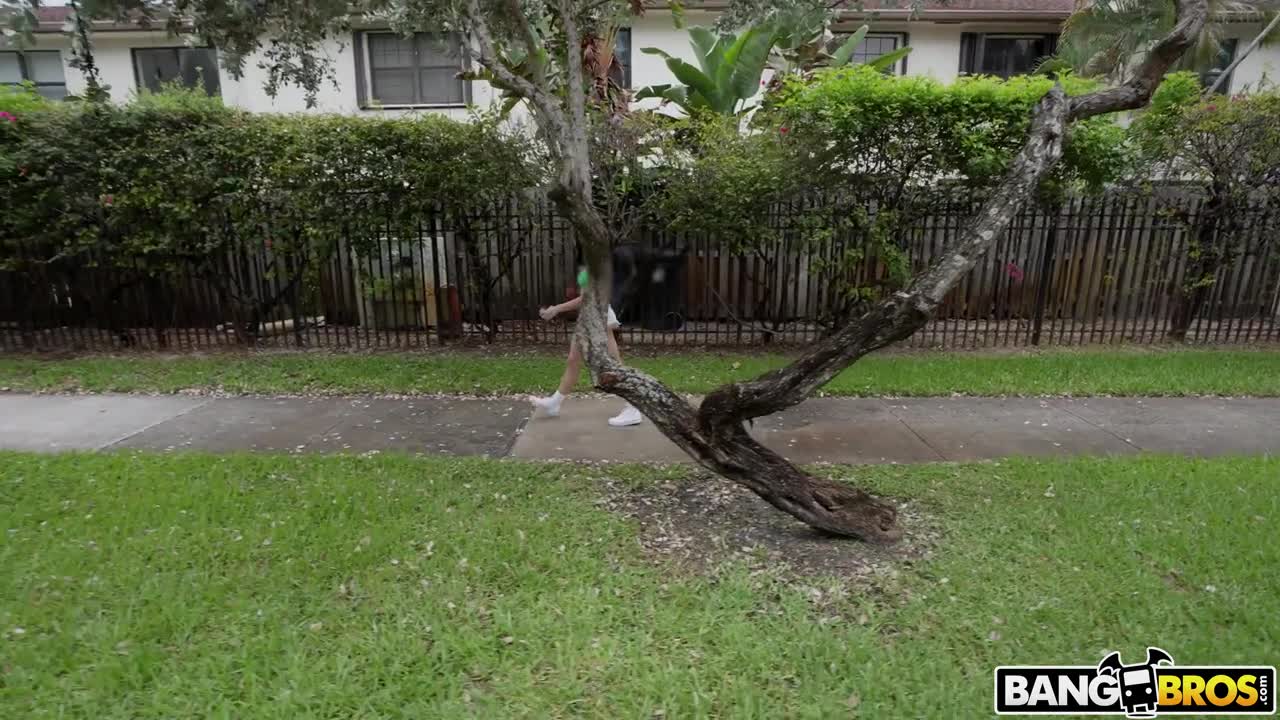 Too Hot To Walk - ePornhubs