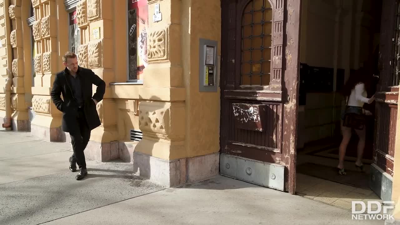 Sucking Her Smuggler - ePornhubs