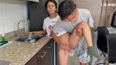Juliana Palvin - Mi  hermanastra me Pide que La Folle Por Primera Vez En La Cocina y
