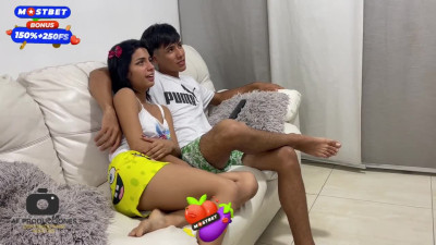 Juliana Palvin - Mi Hermanastra Quiere Saber Qué Se Siente Estar Con un Gay y me Corr