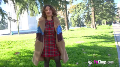 Elena de la Vega - Elena y sus MELONAZOS buscan universitarios estresados