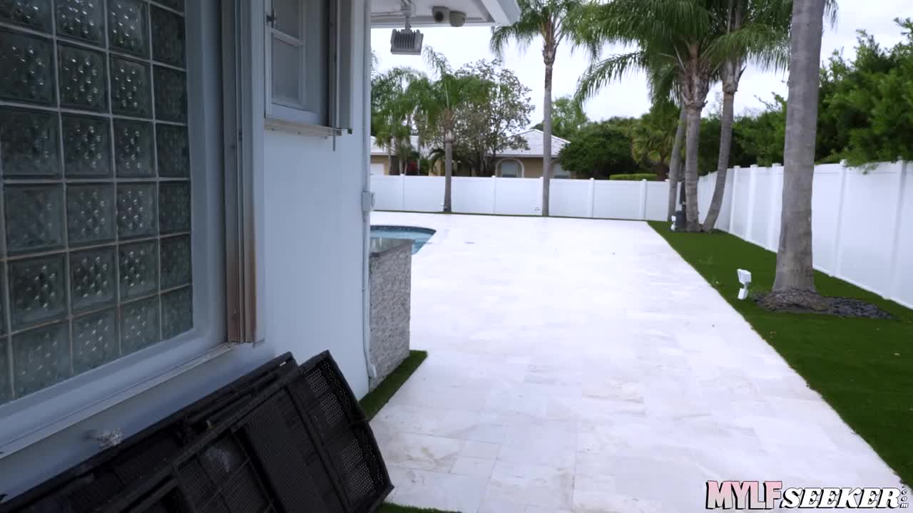 Alyssia Vera - Making A Naughty Deal With A Hot MILF - ePornhubs