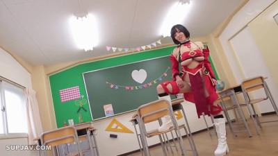 Hitomi in cosplay