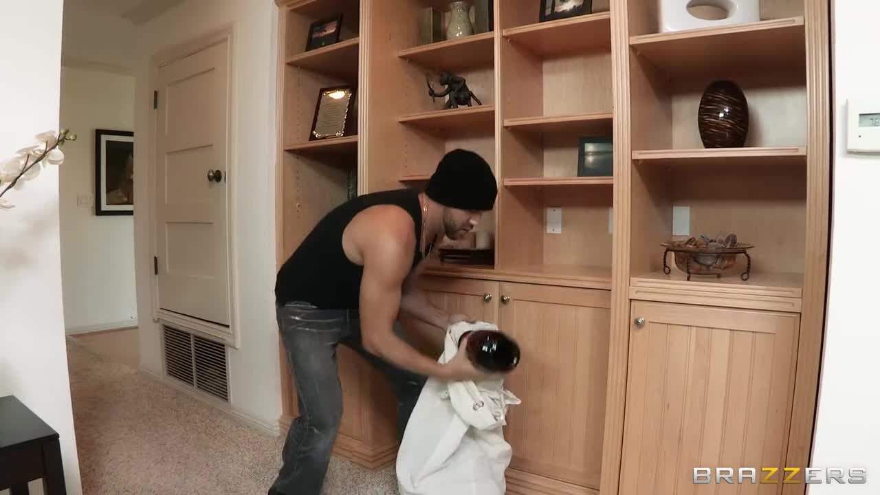 thief gets her pussy - ePornhubs