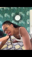 Prisca espere nous satisfaire en se masturbant avec un vibrateur