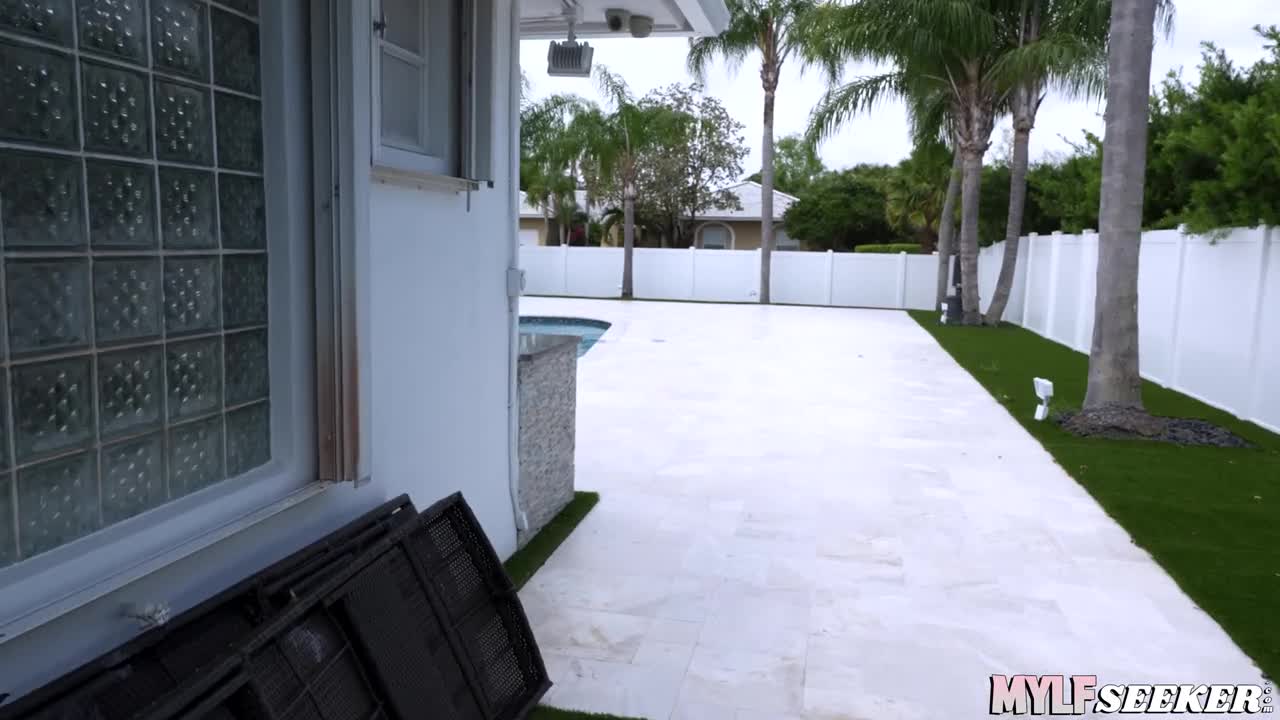 Alyssia Vera - Making A Naughty Deal With A Hot Milf - ePornhubs