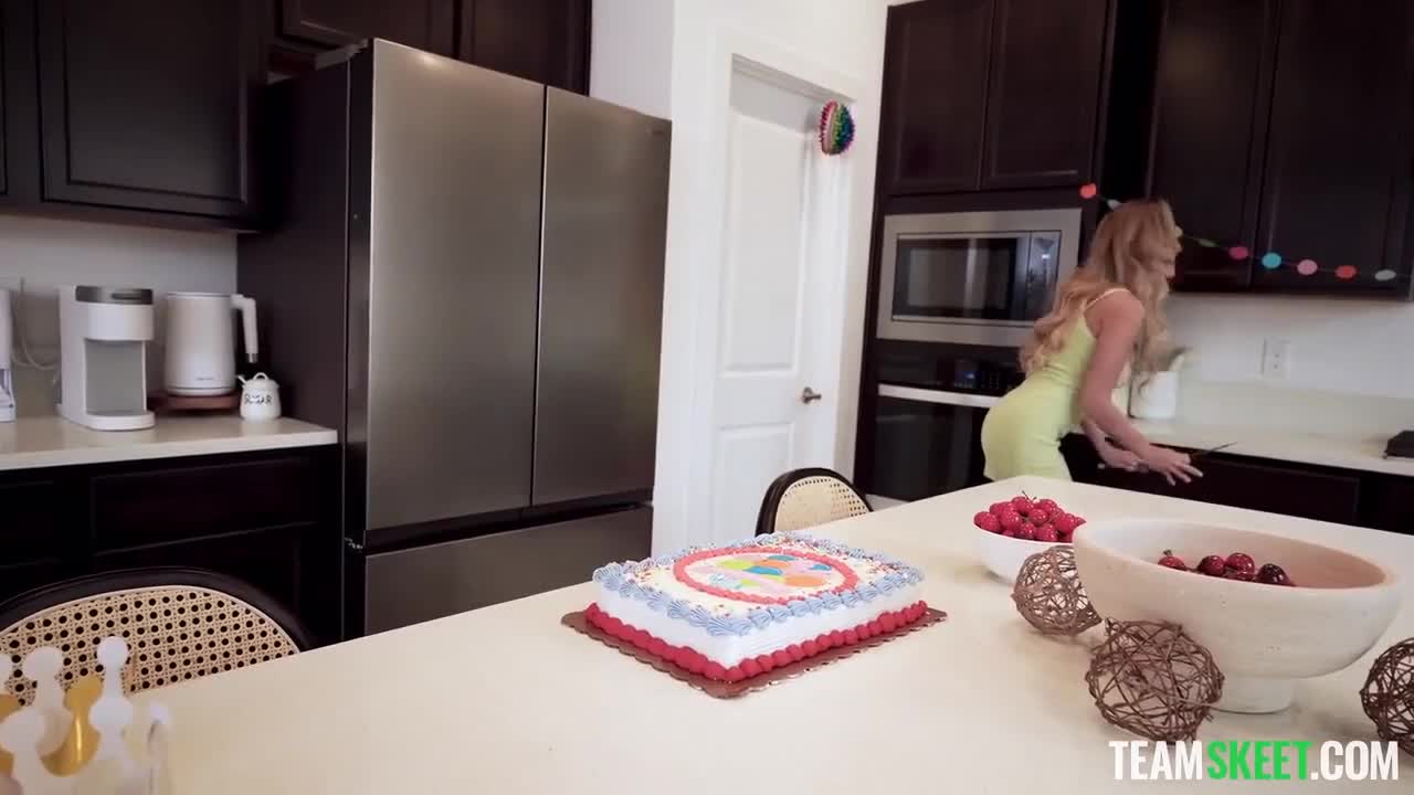 Blake Blossom - Her Boss' Cum Was Sweeter Than Cake! - ePornhubs