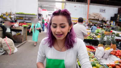Colombian Babe Fruit Seller Try The Way Of Porno For Some Cash More