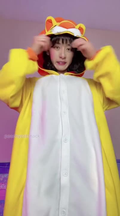 Peachycatsnack - Horny And Wet Fit Girl Masturbates To Orgasm In A Onesie - ePornhubs
