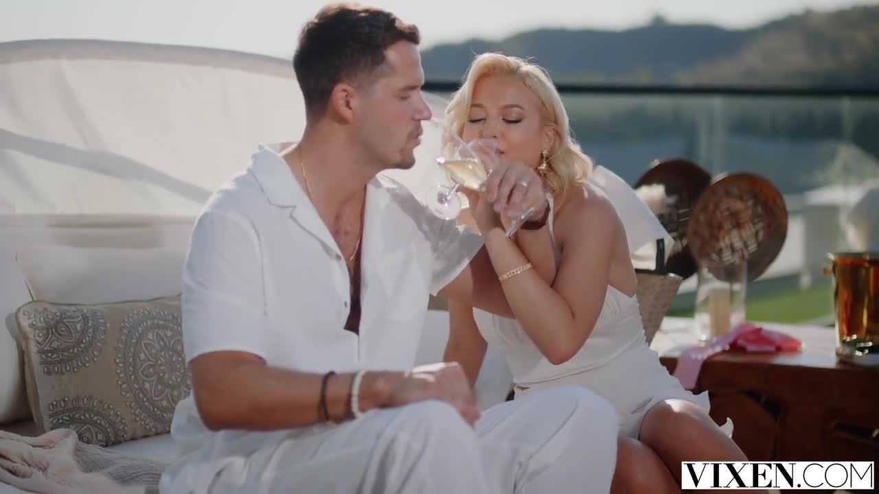 Annaleigh Reno - Stunning Blonde Has Passionate Sex - ePornhubs