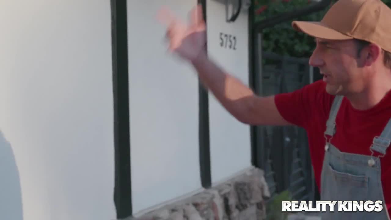 Wash my windows and clean my pussy - ePornhubs