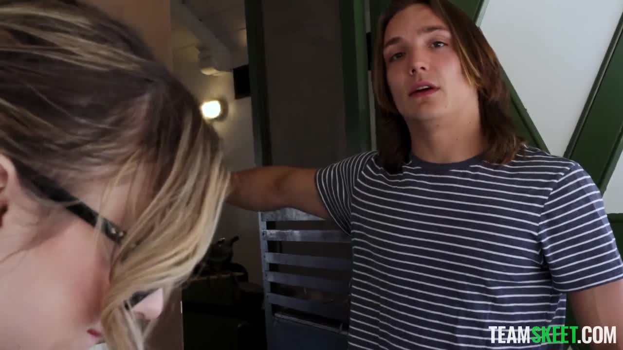 Aria Banks - “I’ve Never Fucked a Stranger Before…” Bubble Butts & Swan Boats! - ePornhubs