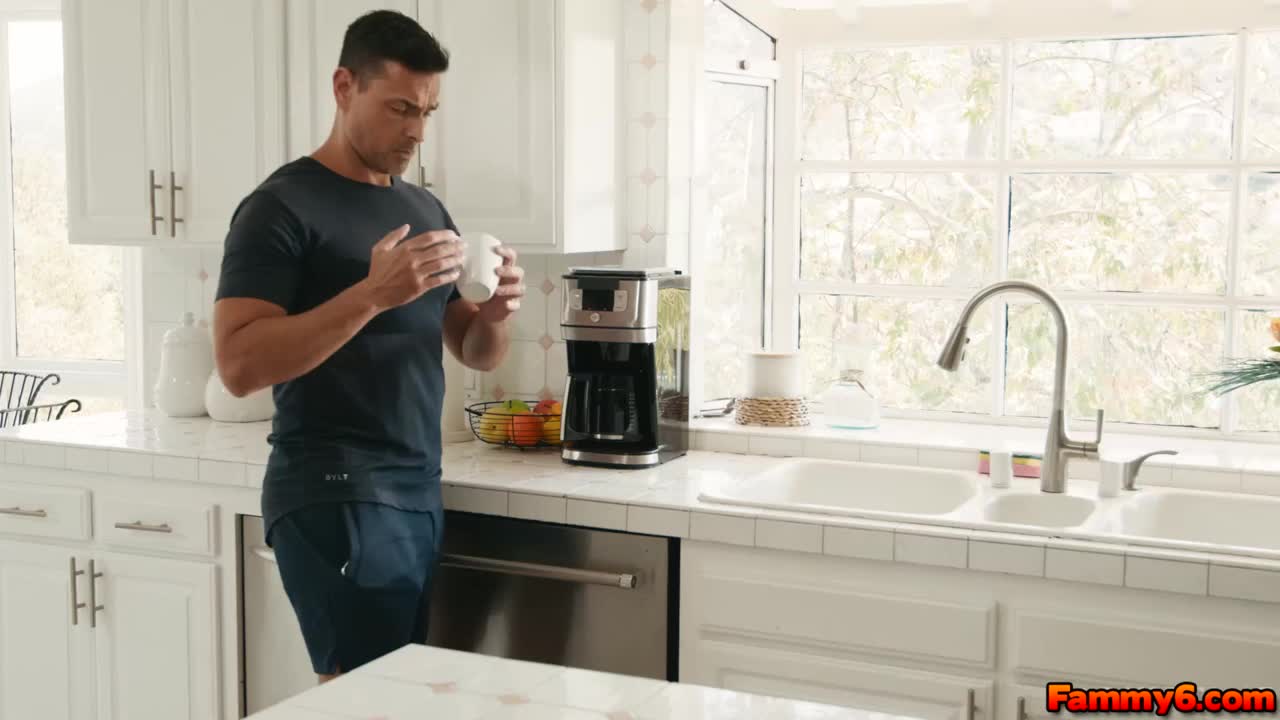 Julia James making a move on her stepdad - ePornhubs