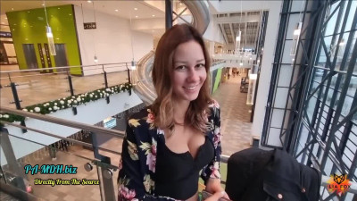 Lia-Fox - Creampie im Kaufpark - Angequatsch und weggebummst - Lia Extrem