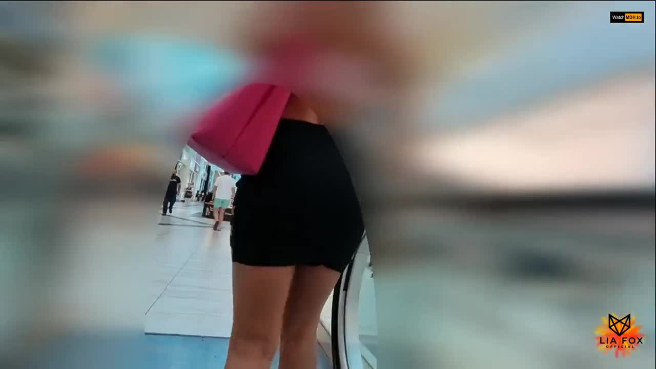 Lia-Fox - Riskante Mutprobe im vollen Einkaufscenter!! mit Lia-Fox - ePornhubs