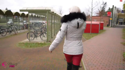 MarryFox - Im Schlampenoutfit am Bahnhof abgeschleppt - Fickstiefel und Lederhose