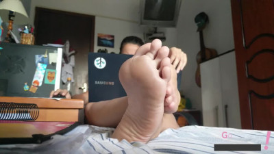 Foot fetish feet ignore