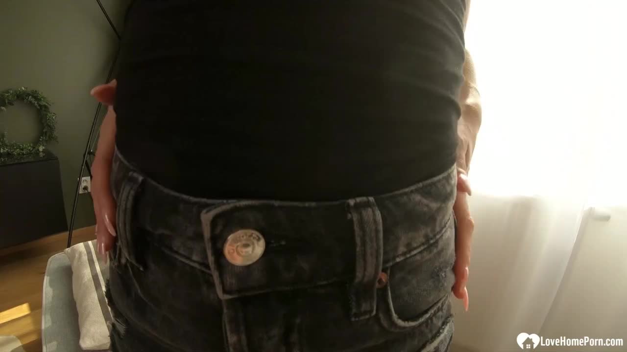 Horny beauty teasing with a nice shaved slit - ePornhubs