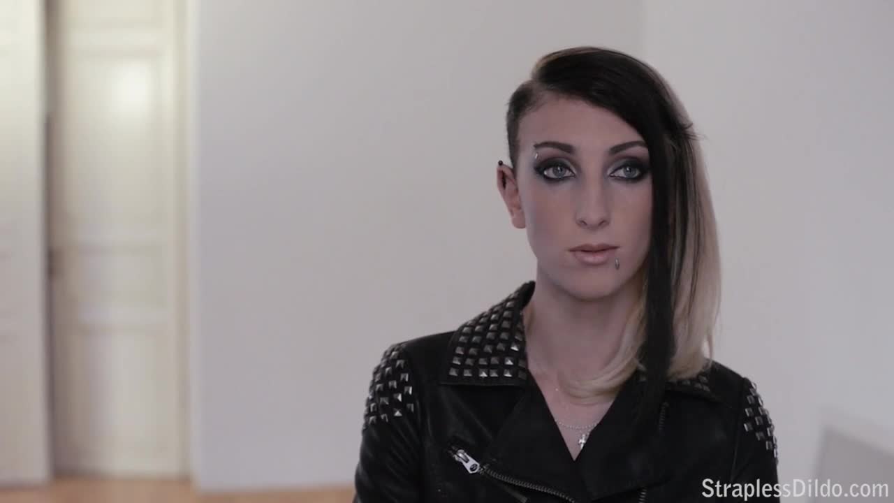 StraplessDildo - Gina and Rossy Bush a Vamp and Femme Realdoe Encounter - ePornhubs