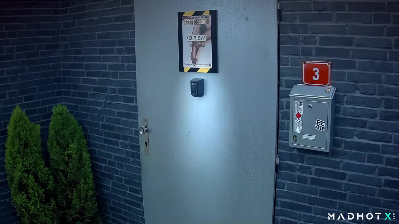 Madgloryholes - College Girl Versus Mature Queen - ePornhubs