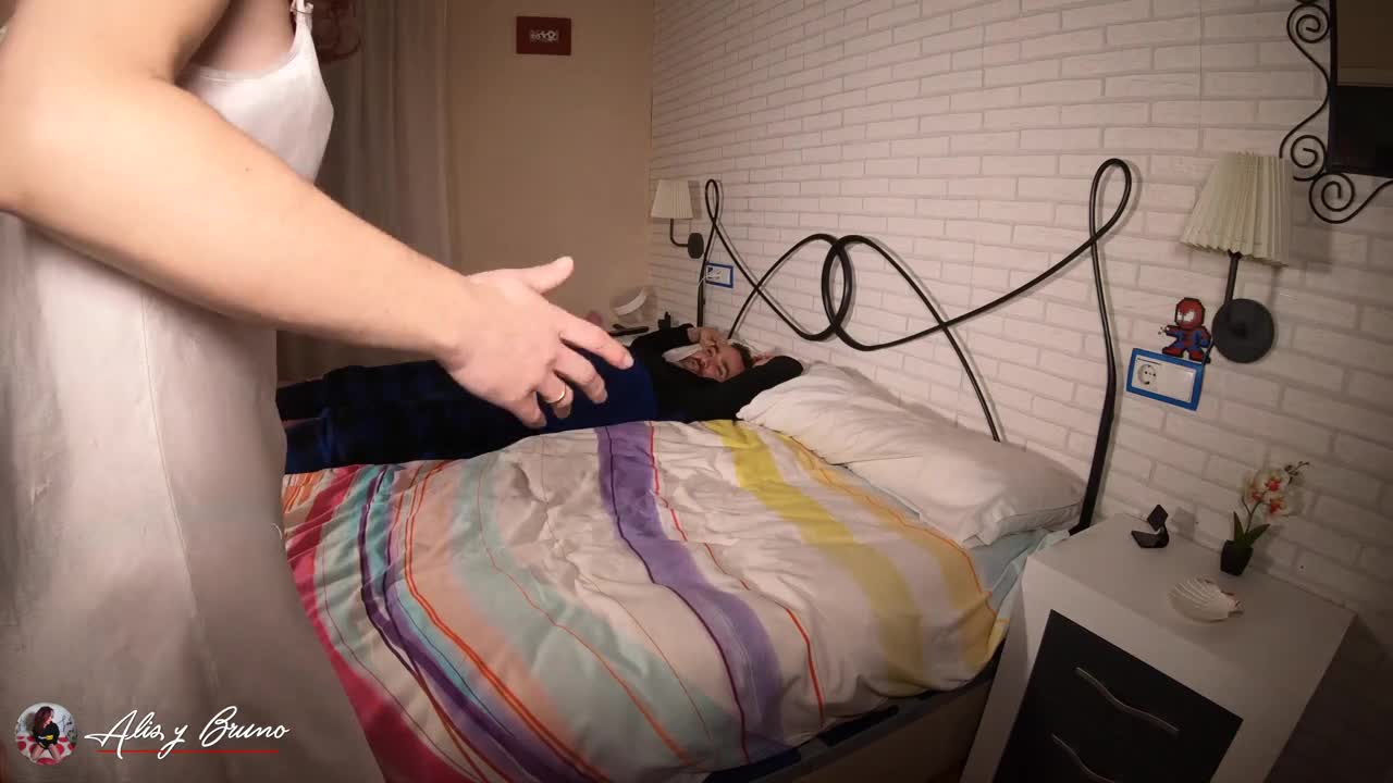 Cherry Lips - Pelea De Almohadas Acaba En Sexo - ePornhubs